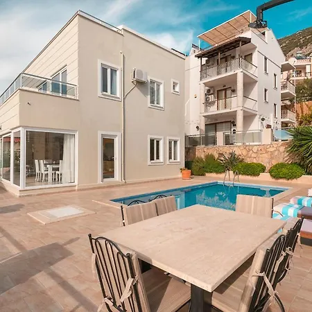 Sleeps 7 With Pool Air Con And Wifi